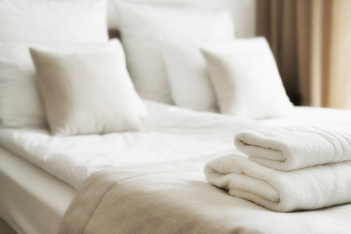 Jak ocenić, czy ekonomiczna pościel hotelowa wytrzyma intensywne pranie i rotację gości?