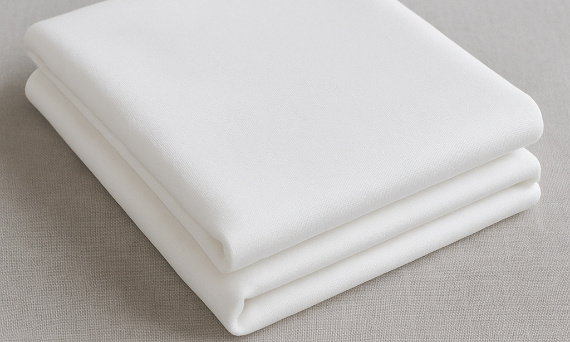 „Dlaczego hotele wciąż wybierają tradycyjne prześcieradła? Praktyka, wygoda i estetyka w jednym”